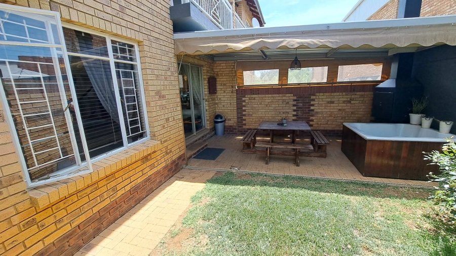 2 Bedroom Property for Sale in Langenhovenpark Free State